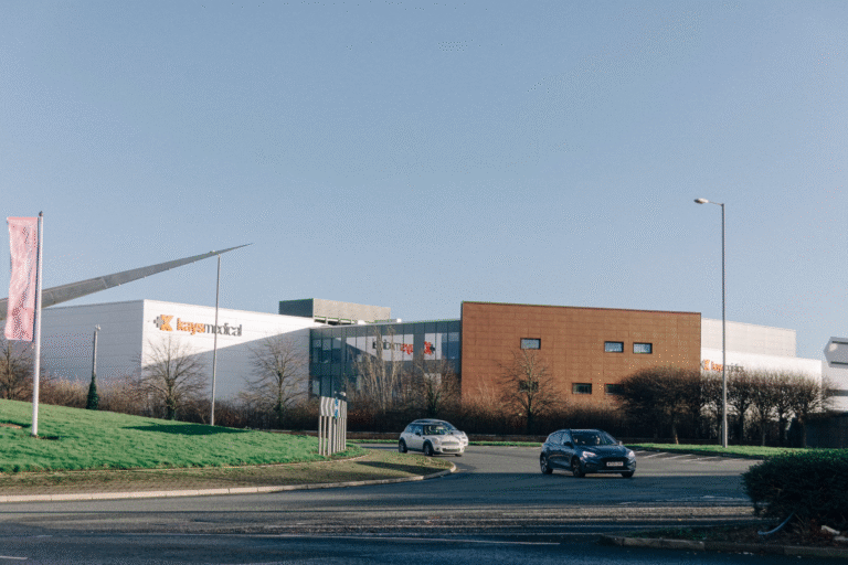Why UK Businesses Are Pairing Rooftop Solar with Battery Storage to Cut Grid Dependence Pairing Rooftop Solar